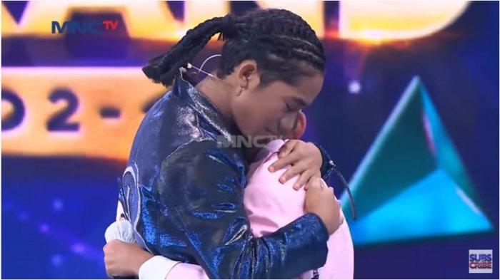 Betrand Peto menangis dan memeluk adiknya, Kevin, yang dihadirkan sebagai kejutan dalam acara Kilau Konser Betrand Peto Jili 2, Jumat (4/12/2020)