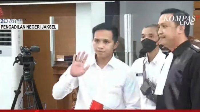 Sidang perdana dengan terdakwa Richard Eliezer Pudihang Lumiu alias Bharada E di Pengadilan Negeri Jakarta Selatan pada Selasa (18/10/2022). Sidang Perdana Bharada E di PN Jaksel Dimulai, Bharada Richard Eliezer Sempat Lambaikan Tangan.