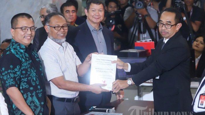 Ketua Tim Hukum Badan Pemenangan Nasional (BPN) Pasangan Capres dan Cawapres nomor urut 02 Hashim Djojohadikusumo bersama Ketua Tim Kuasa Hukum BPN Bambang Widjajanto dan Kuasa Hukum BPN Denny Indrayana saat menyerahkan berkas gugatan sengketa Pemilu 2019 di Gedung Mahkamah Konstitusi, Jakarta Pusat, Jumat (24/5/2019). Gugatan dilakukan oleh Tim BPN Prabowo Sandi ke MK karena pihaknya mengikuti koridor hukum.