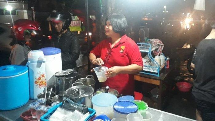 Bu Halim (baju merah) saat melayani pembeli 'Wedangan Sik'.