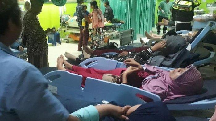 Korban bus pariwisata yang terguling di Tol Kebomas dirawat di IGD RSUD Ibnu Sina Kabupaten Gresik, Minggu (28/4/2019).