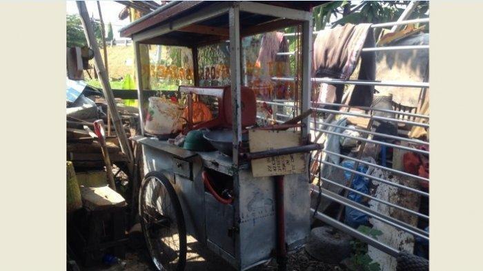 Gerobak batagor yang ditabrak Calya abu-abu pelaku tabrak lari di dekat Pasar Bangetayu, Semarang, Minggu (16/6/2019).