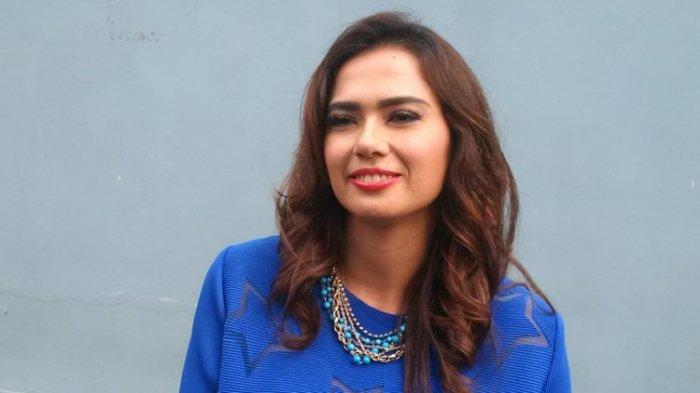 Catherine Wilson berpose di Gedung Trans, Mampang Prapatan, Jakarta Selatan, Rabu (17/10/2018).