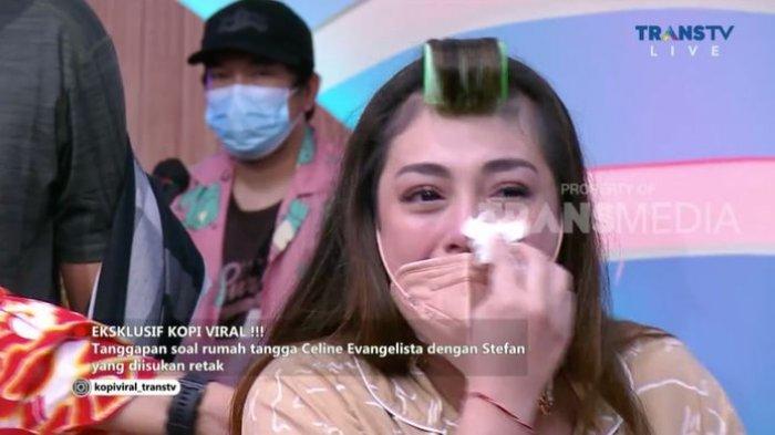 Celine Evangelista berurai air mata ketika membicarakan nasib rumah tangganya yang dibangun bersama Steffan William sejak 2016 lalu.