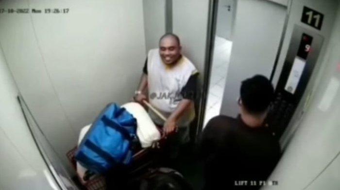 Rekaman CCTV pada sebuah lift apartmen di kawasan Pramuka Jakarta memperlihatkan pelaku pembunuhan AYR yang mayatnya ditemukan di bawah tol Becakayu, Kota Bekasi.