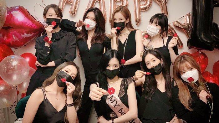 Delapan member SNSD saat merayakan debut ke-13 tahun.