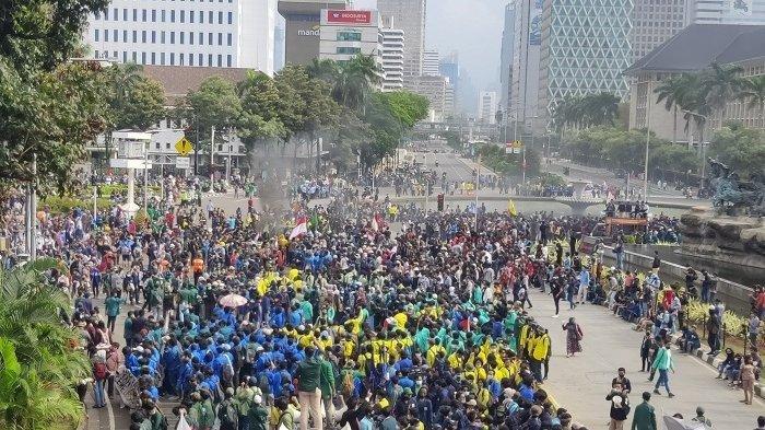 Mahasiswa yang tergabung dalam Aliansi Badan Eksekutif Mahasiswa Seluruh Indonesia (BEM SI) demo tolak UU Cipta Kerja kawasan Patung Kuda, Jakarta Pusat, Selasa (20/10/2020)