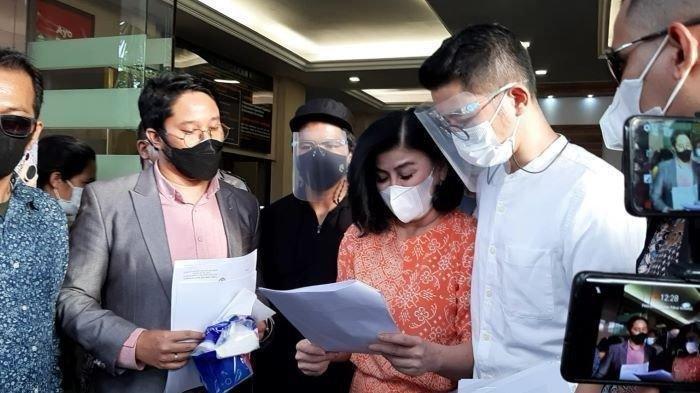 Desiree Tarigan Sitompul yang ditemani tim kuasa hukum Hotman Paris, melaporkan Hotma Sitompul dengan dua laporan, yakni dugaan pencemaran nama baik lewat media sosial atau ITE dan penyerobotan tanah.
