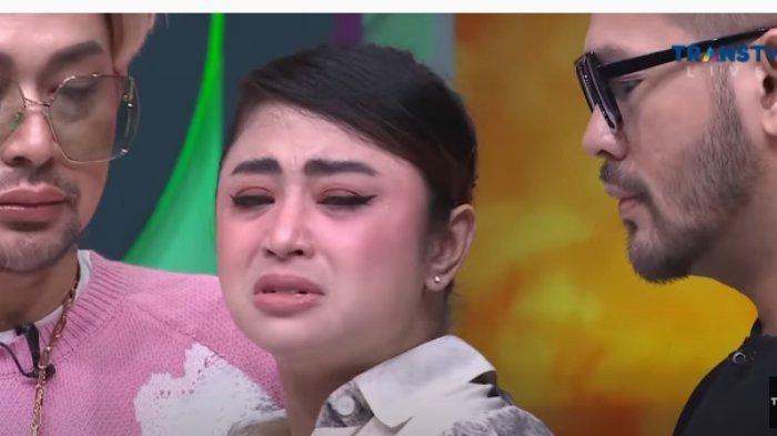 Dewi Perssik menangis, mengaku mengemis ke beberapa stasiun TV untuk terima Angga Wijaya pada Rabu (3/8/2022).