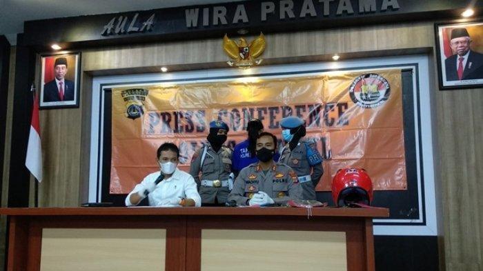 Direskrimum Polda DIY, Kombes Pol Burkhan Rudy Satria (putih), memberikan keterangan terkait kasus sate maut di Mapolres Bantul, Senin (03/05/2021)