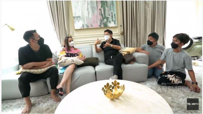 Dokter Boyke (tengah) memberikan nasihat kepada pasangan Raffi Ahmad dan Nagita Slavina, Minggu (11/4/2021). (Capture YouTube TRANS TV Official)