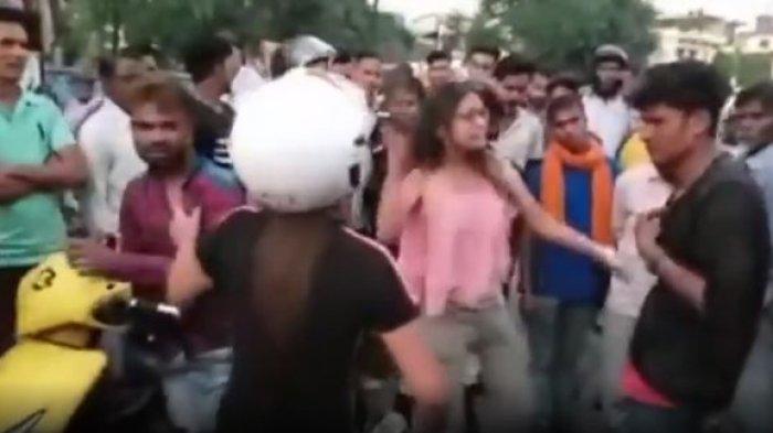 Dua orang wanita yang marah menampar wajah pria dengan sandal jepit dan sepatu, diduga karena telah melecehkan dua wanita tersebut di jalan.