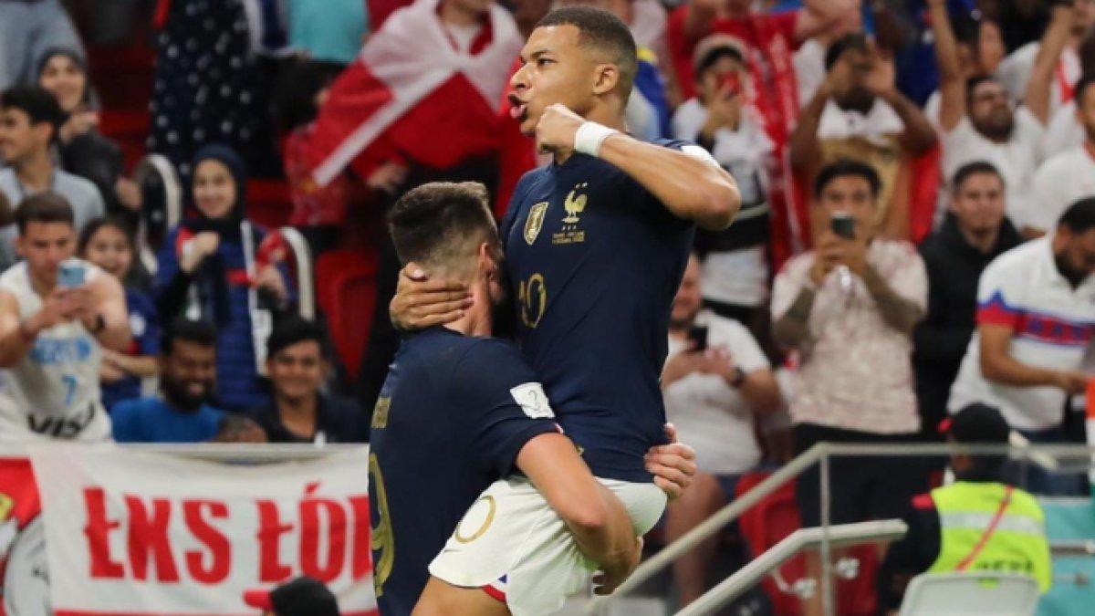 Dua penyerang Timnas Prancis, Kylian Mbappe dan Olivier Giroud saat merayakan gol ke gawang Timnas Polandia di Al Thumama Stadium, Qatar, Minggu (4/12/2022).
