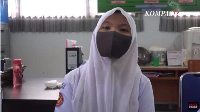 Eka Maria Putri Waruhu, siswi non-muslim di SMKN 2 Padang yang mengaku rindu melepas jilbabnya. SMKN 2 Padang menjadi viral di media sosial terkait debat pihak sekolah dan orangtua murid soal peraturan mengenakan jilbab ke seluruh siswi termasuk mereka yang non-muslim.