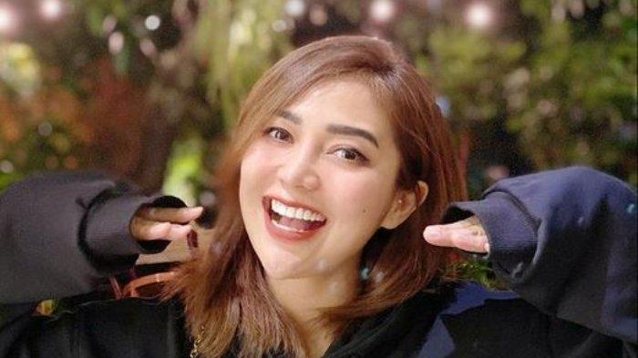 Eks personel Trio Macan, Yuselly atau Chacha Sherly mengalami kecelakaan lalu lintas di Jalan Tol Solo-Semarang, Senin (4/1/2021).