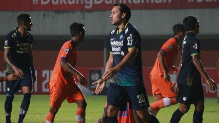 Ekspresi Ezra Walian dalam pertandingan Persib Bandung vs Persiraja Banda Aceh pada ajang Piala Menpora 2021 yang digelar di Stadion Maguwoharjo, Sleman, pada Jumat (2/4/2021) malam WIB.