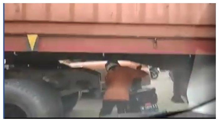 Aksi emak-emak lewat bawah truk besar demi terjang kemacetan
