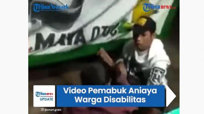 RR (jaket putih) menganiaya DK (jaket merah marun) yang merupakan penyandang disabilitas, aksi penganiayaan ini sempat viral di media sosial.