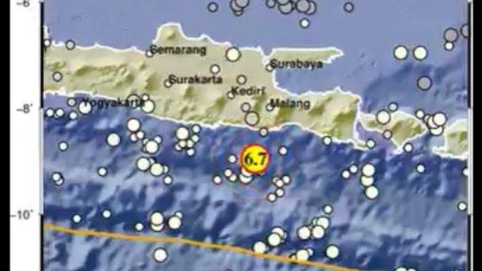 Badan Meteorologi Klimatologi, dan Geofisika (BMKG) menginfokan adanya gempa dengan magnitudo sebesar 6,7 sekitar 90 kilometer Barat Daya dari Kabupaten Malang, Jawa Timur, Sabtu (10/4/2021).