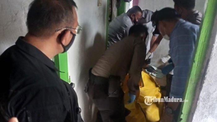 Evakuasi Sumarno (61), warga Desa Kebonsari, Kecamatan Sumbersuko, Kabupaten Lumajang, Selasa (23/2/2021) siang.