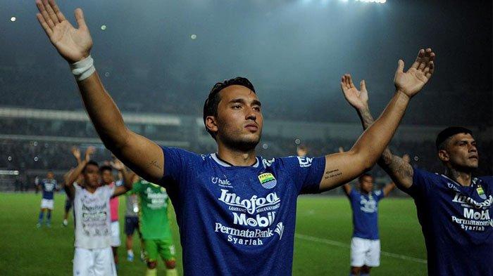 Striker naturalisasi Persib Bandung Ezra Walian pada postingan Instagram @ezrawalian. Ezra Walian indikasikan angkat kaki dari Persib Bandung?