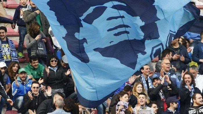 Fans Napoli mengibarkan bendera raksasa bergambarkan muka Diego Maradona pada laga Liga Italia kontra Lazio di Stadion San Paolo pada 13 April 2014.