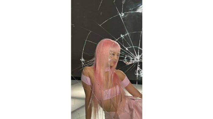 Foto Jennie saat menggunakan rambut berwarna merah muda yang tidak dirilis oleh pihak YG Entertainment pada Minggu (18/9/2022).