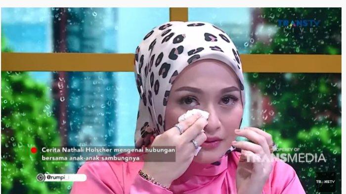 Nathalie Holscher mengakui telah pergi dari rumah Sule. Ia juga menangis melihat video tentang anak-anak sambungnya pada Rabu (28/6/2022).