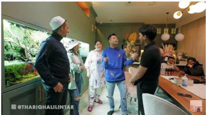 Thariq dan Fuji saat mengunjungi rumah Raffi Ahmad pada Sabtu (23/4/2022).