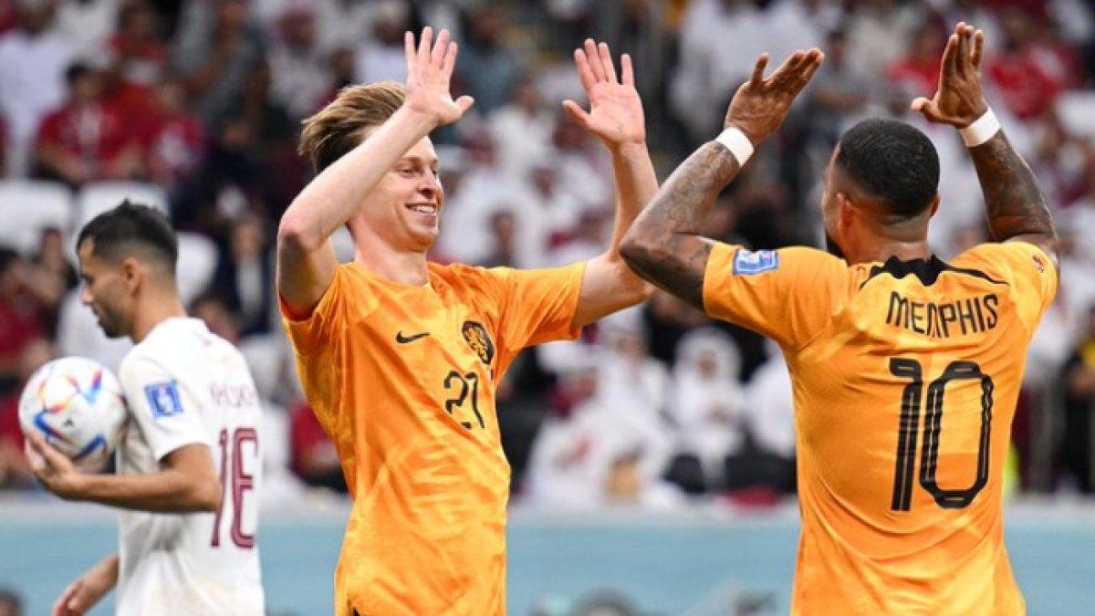 Dua pemain Timnas Belanda, Frankie de Jong dan Memphis Depay berselebrasi setelah menjebol gawang Timnas Qatar.