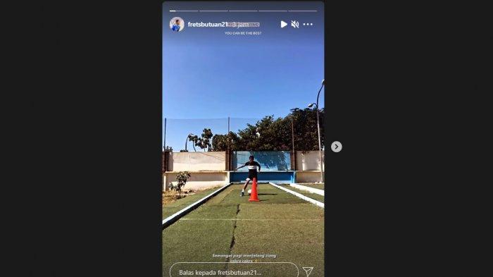 Pemain Persib Bandung, Frets Butuan saat menjalani sesi latihan mandirinya. Pemain berusia 25 tahun itu berlari sambil menggiring bola dan melakukan trik untuk mengecoh lawan.