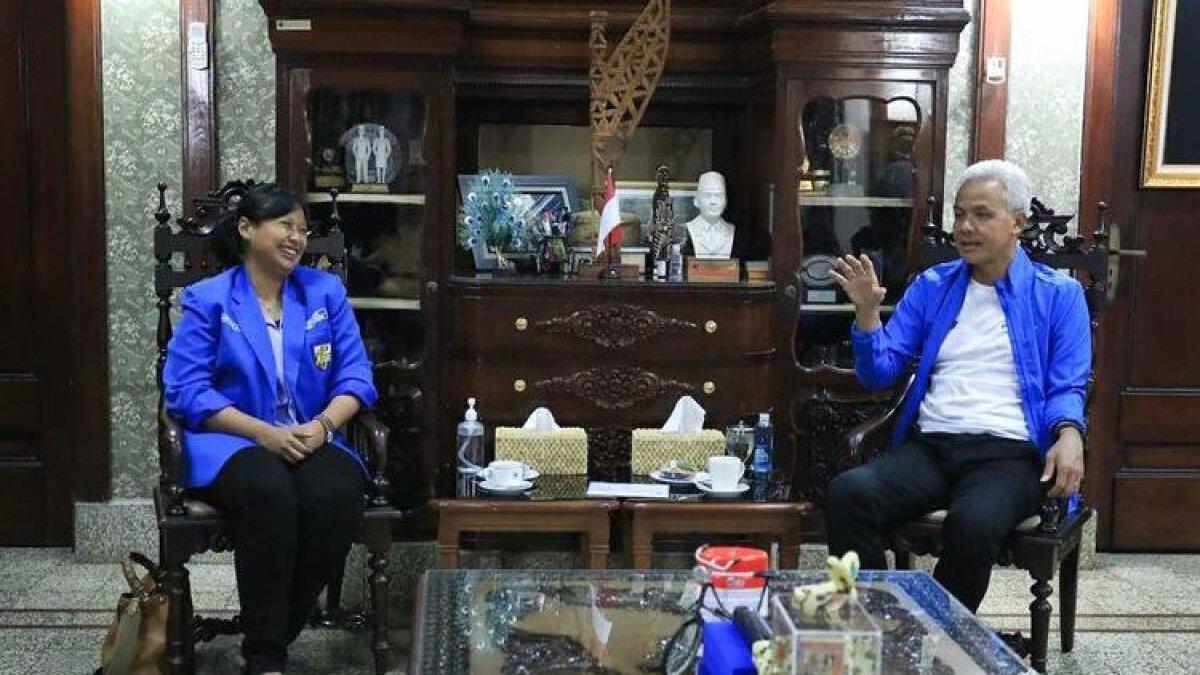 Gubernur Jawa Tengah Ganjar Pranowo menerima pengurus Komite Nasional Pemuda Indonesia (KNPI) Jawa Tengah periode 2022-2025 di rumah dinasnya Puri Gedeh, Selasa malam (14/11/2022).