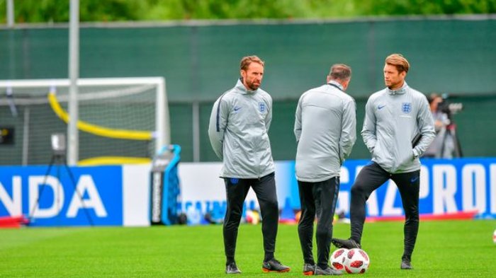 Pelatih timnas Inggris, Gareth Southgate (kiri) saat sesi latihan.