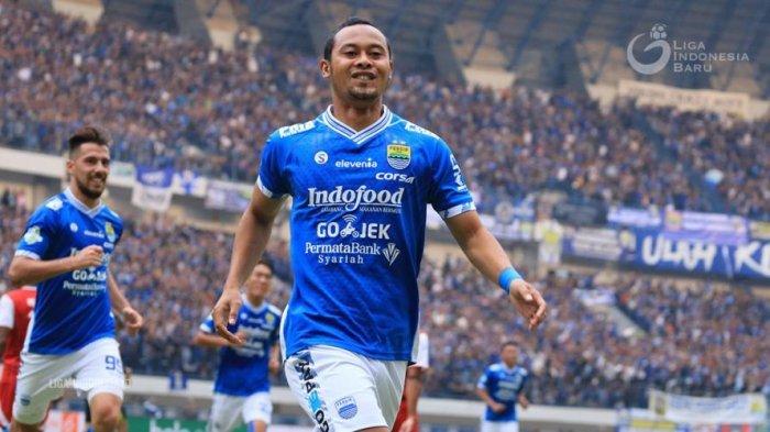 Gelandang Persib Bandung, Atep merayakan gol ke gawang Arema.