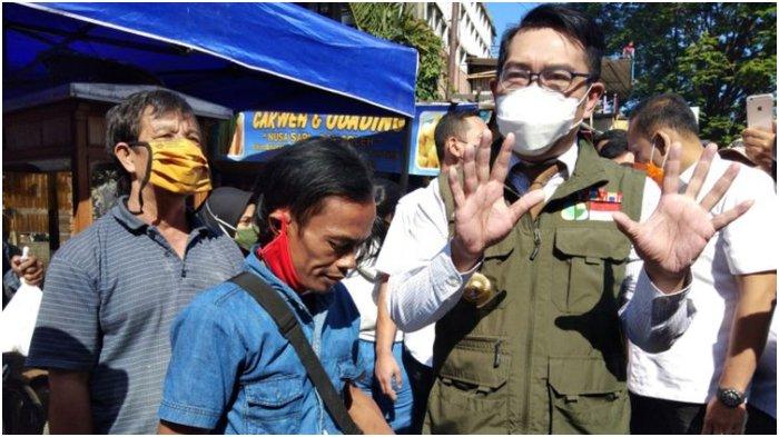 Gubernur Jawa Barat Ridwan Kamil mendatangi lokasi lapak jualan Mang Oleh (Sholeh) penjual makanan jenis kue odading di Bandung yang sedang viral.