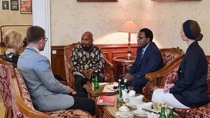Gubernur Papua Lukas Enembe (tengah) saat melakukan pertemuan dengan Dubes Rusia untuk Indonesia di jakarta. Dalam pertemuan tersebut, Gubernur Lukas Enembe meminta Presiden Rusia, Vladimir Putin untuk datang di Indonesia.