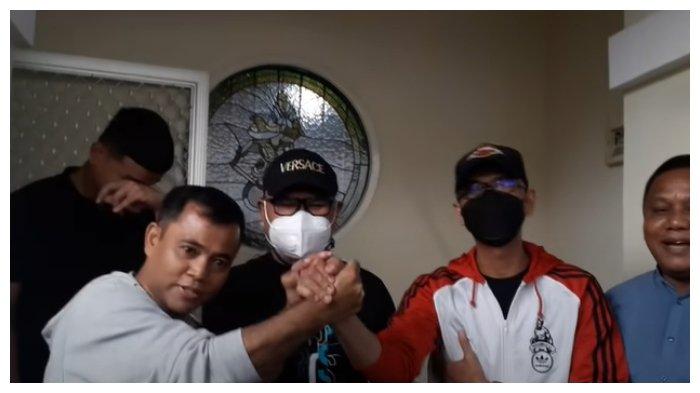 Haji Faisal berjabat tangan dengan ayah Vanessa Angel.
