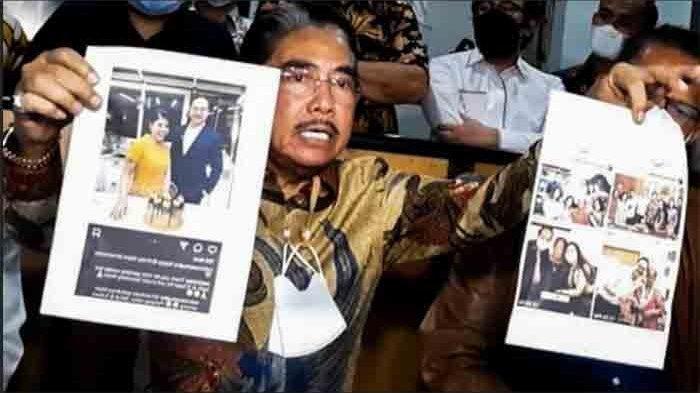Hotma Sitompul saat menunjukkan foto Desiree Tarigan bersama seorang pria, Sunter Jakarta Utara, Selasa (6/4/2021).