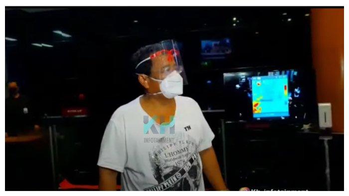 Hotman Paris dalam tayangan YouTube KH Infotaiment, Jumat (10/9/2020). Hotman Paris tak terima disebut bangkrut. (YouTube KH Infotaiment)