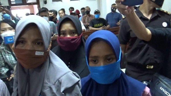 BEBAS SEMENTARA: Martini (jilbab biru) menjawab pertanyaan wartawan usai persidangan di PN Praya, Senin (22/2/2021).