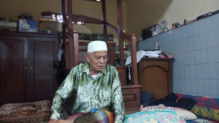 Seorang Imam Mushalla Baitul Makmur, Syafri Malin Mudo (78), saat ditemui oleh TribunPadang.com, Minggu (2/6/2019).