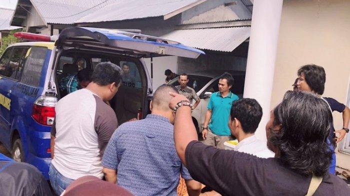 Jenazah Heni Darsita saat dibawa ke rumah sakit umum daerah (RSUD) Ketapang, Kalimantan Barat, Kamis (16/5/2019).