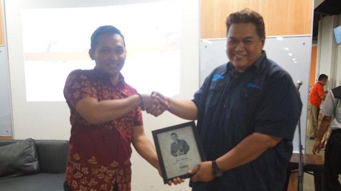 Joko Winarno, Direktur BUMDes Tirta Mandiri Ponggok, saat diberikan kenang-kenangan oleh Vovo Susatyo, General Manager Tribunnews Solo, seusai mengisi dalam diskusi Ngobrol Mewah di gedung Tribunnews Solo, Kamis (23/5/2019).