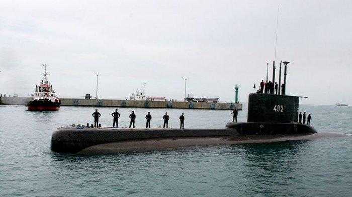 Kapal selam KRI Nanggala 402 berlayar mendekati dermaga Indah Kiat di Kota Cilegon, Banten, beberapa waktu lalu.