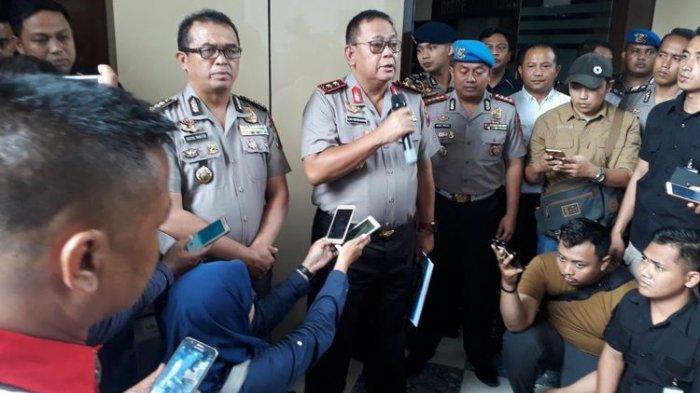 Kapolda Jatim, Irjen Luki Hermawan (tengah) memberi keterangan terkait dua tersangka mucikari prostitusi online