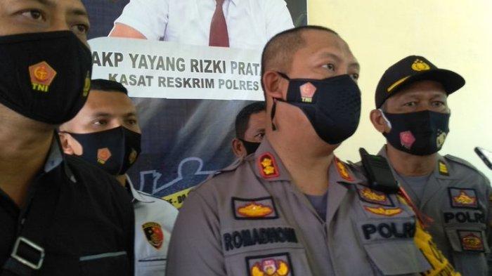 Kapolres Binjai, AKBP Romadhoni Sutardjo didampingi Kasatreskrim Polres Binjai, AKP Yayang Rizki Pratama di Mapolres Binjai, Selasa (2/3/2021). Romadhoni menjelaskan oknum polisi yang meletuskan senjata api di tengah kerumunan di Medan adalah oknum personel di Sat Lantas Polres Binjai. Saat ini sedang diproses di Propam Polres Binjai. Dia memastikan oknum tersebut tidak akan lagi memegang senjata api.
