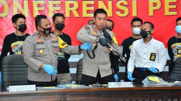 Kapolres HSU, AKBP Afri Darmawan memperlihatkan barang bukti senjata rakitan yang digunakan tersangka menyandera korban.