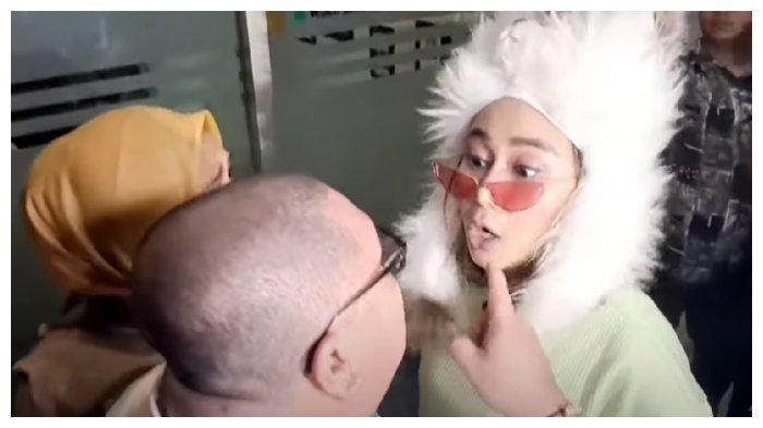 Denise Chariesta cekcok dengan Razman Nasution dan istri keduanya, Ade Suryani, Selasa (27/9/2022).