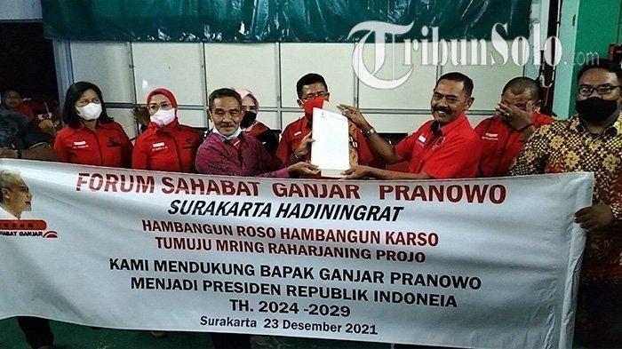 Kelompok warga yang menamakan diri Forum Sahabat Ganjar Pranowo, menyerahkan aspirasi agar Ganjar Pranowo jadi capres di 2024 kepada Ketua DPC PDIP Solo, FX Hadi Rudyatmo, di kediaman Rudy, Surakarta, Jawa Tengah, Sabtu (25/12/2021).