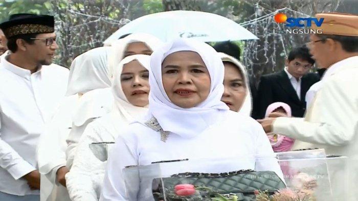 Keluarga Ammar Zoni membawa seserahan di pernikahan Ammar Zoni dan Irish Bella.